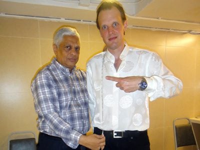 Joe Bonamassa measures up with Manu Melwani at his hotel