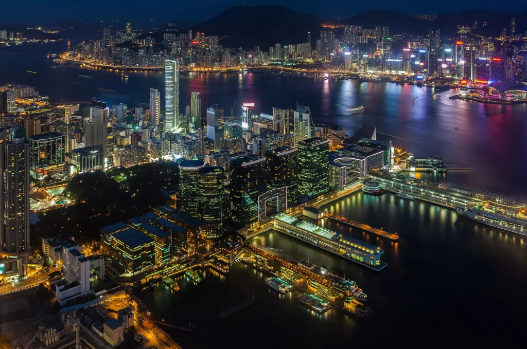 Hong Kong's Immovable Tailor: Six Decades of Tsim Sha Tsui 3 Vista del Puerto de Victoria desde Sky100 Hong Kong 2013 08 09 DD 10